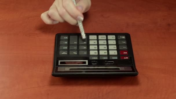 Appuyer sur les boutons de la calculatrice avec gomme à crayon — Video