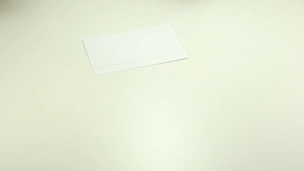 Écrire dur sur papier de note 