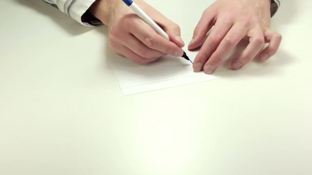 Escrevendo Obrigado em papel de nota — Vídeo de Stock