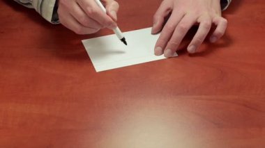 Doları sembolü bir not kağıdına yazmak