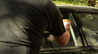 Sünger ile araba pencere Temizleme