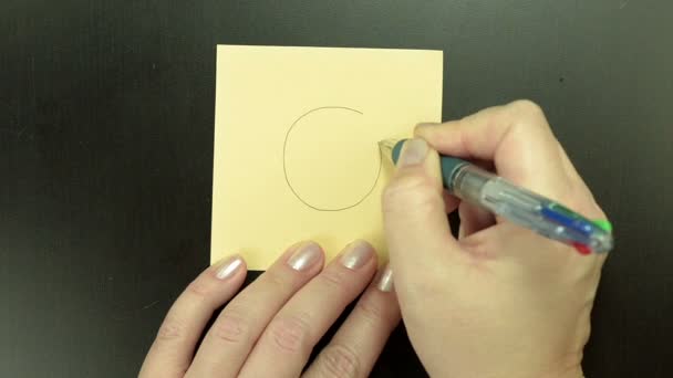 Рисование смайлик краснея на бумаге — стоковое видео