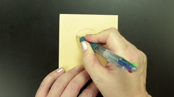 Disegno faccina sorridente Cuore spezzato su carta nota — Video Stock