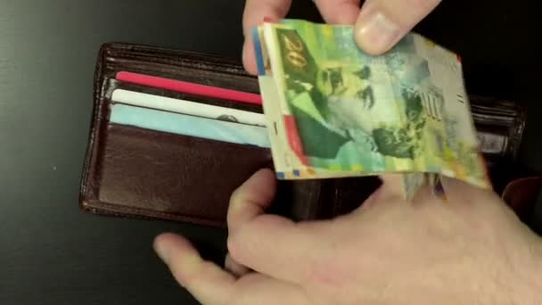 Израильские деньги достают из бумажника — стоковое видео
