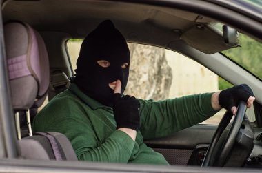 Soyguncu pusuya düşürmek parmağını dudağına koyar