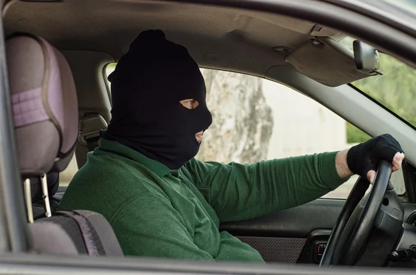 Masked robber waiting in car — Stock Photo, Image