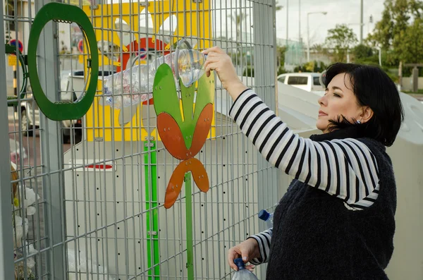 Izgara konteyner kullanılan plastik şişeler için — Stok fotoğraf