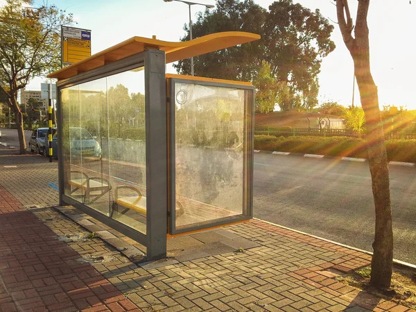 Abrigo de ônibus inundado pelo pôr do sol — Fotografia de Stock