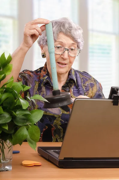 Gammal kvinna söker rörmokare expert — Stockfoto