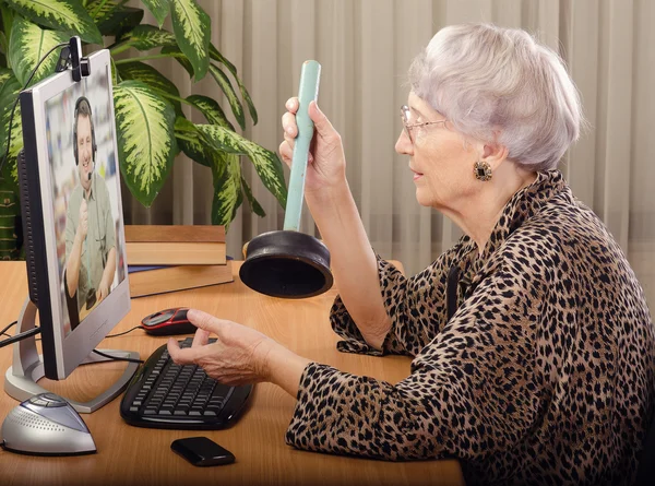 Virtuele loodgieter legt uit hoe het te repareren van een verstopte wc — Stockfoto