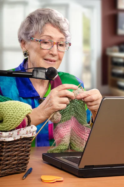 Learning to knit in internet — Stockfoto