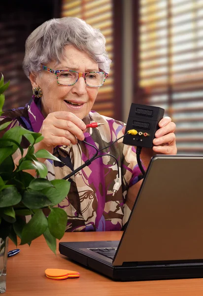 Mulher aposentada com AV splitter-switcher — Fotografia de Stock