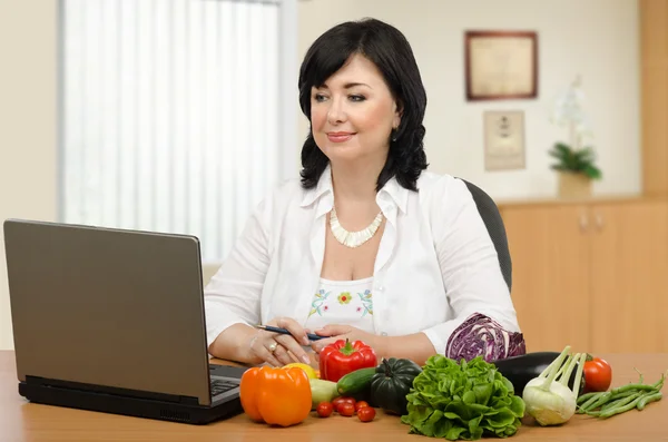 Nutrition professional working online — Stock Photo, Image