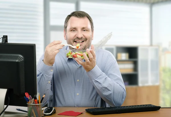 Barbudo hombre de negocios es saludable comer ventilador — Foto de Stock