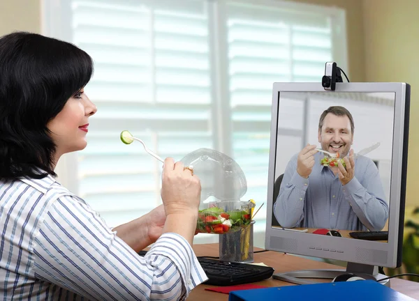 Zwei Online-Freunde sind Gesund-Essen-Fans im Büro — Stockfoto