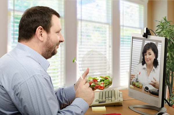 Pranzo in ufficio salutare per due uomini d'affari — Foto Stock