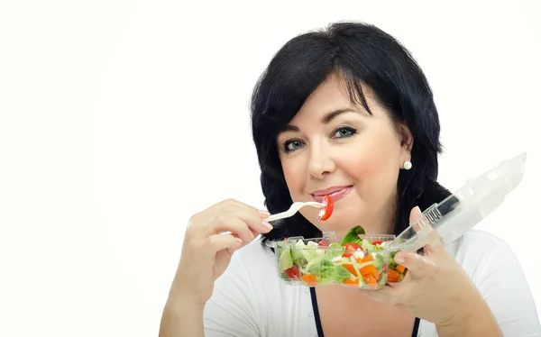 Portrait de femme aux cheveux noirs avec une salade à emporter — Photo