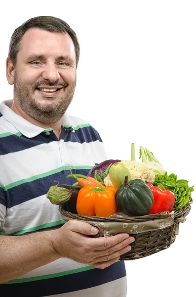 Retalhista sorridente com uma cesta de legumes — Fotografia de Stock