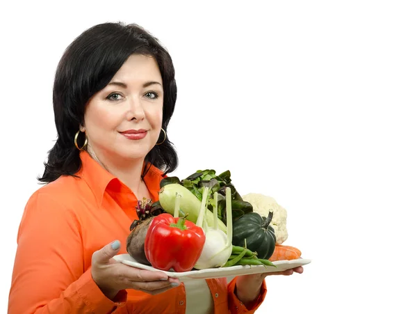 Retrato de dietista con una bandeja de verduras frescas — Foto de Stock