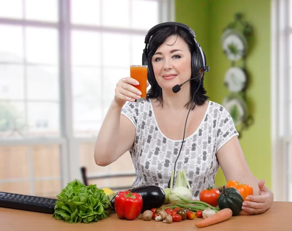 Aluno levantando um brinde com suco antioxidante — Fotografia de Stock