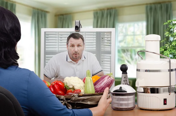 Amazed man staring at vegetables — Stock Photo, Image