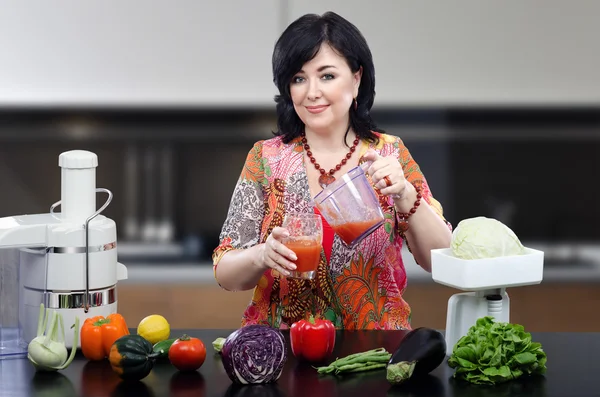 Nutritionist pouring smoothie into glass — Stock Photo, Image