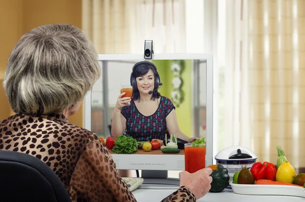 Woman prepared smoothie from vegetables — Stock Photo, Image