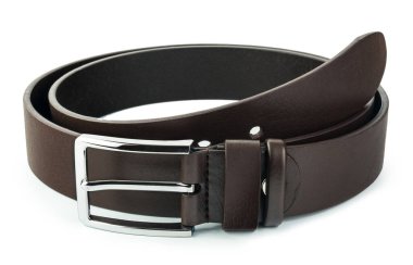 Beyaz arka planda koyu renkli metal tokalı, modaya uygun erkek deri kemeri..