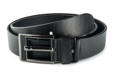 Beyaz arka planda koyu renkli metal tokalı, modaya uygun erkek deri kemeri..