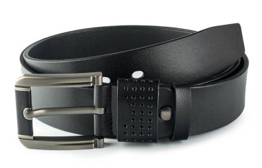 Beyaz arka planda koyu renkli metal tokalı, modaya uygun erkek deri kemeri..