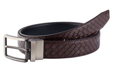 Beyaz arka planda koyu renkli metal tokalı, modaya uygun erkek deri kemeri..