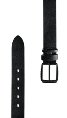 Beyaz arka planda koyu renkli metal tokalı, modaya uygun erkek deri kemeri..