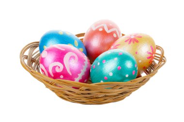 Beş paskalya yumurtası, koyu mavi, yeşil, turuncu, morumsu ve altın renkli, beyaz arka planda sepetle süslenmiş. Kesme yolu.