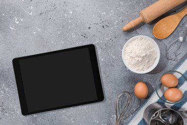 İçindekiler, boş ekranlı pişirme ve tablet araçları ve gri masadaki resim veya metin için yer. Tarif, yemek kitabı, yemek kursları çevrimiçi şablon