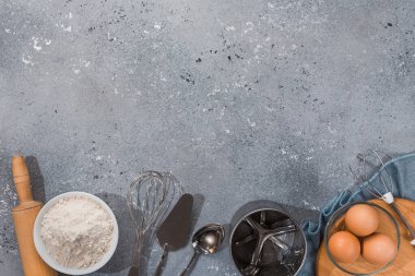 Gri-mavi arka planda ürünleri olan mutfak aletleri. Aşçılık yüksek lisansı dersleri. Boşluğu kopyala.