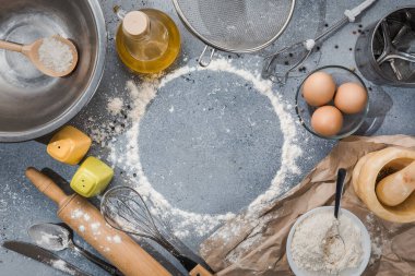 Gri-mavi arka planda ürünleri olan mutfak aletleri. Aşçılık yüksek lisansı dersleri. Boşluğu kopyala.