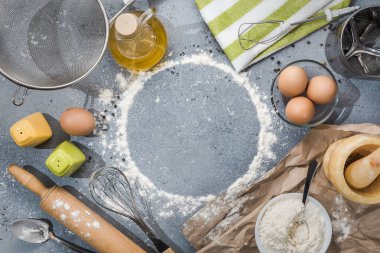 Gri-mavi arka planda ürünleri olan mutfak aletleri. Aşçılık yüksek lisansı dersleri. Boşluğu kopyala.