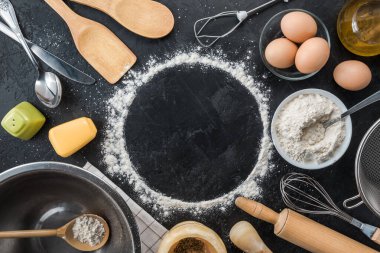 Siyah arka planda pişirme malzemeleri. Üst Manzara. Çerçeve kopyalama alanı.