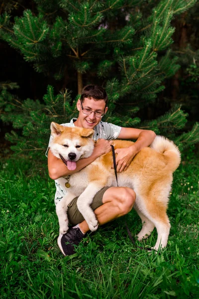Ein Junger Mann Geht Mit Dem Welpen Eines Hundes Akita — Stockfoto