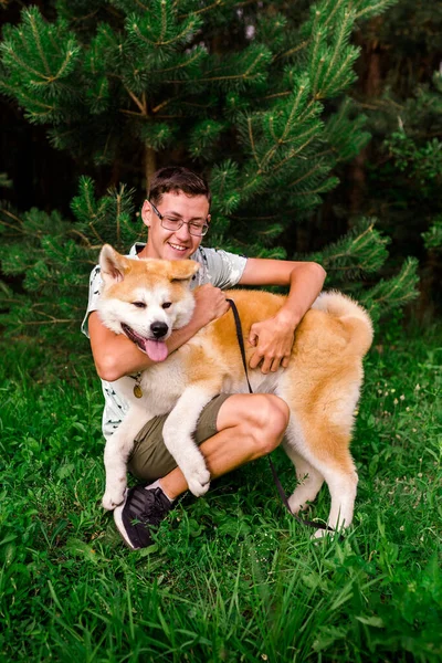 Ein Junger Mann Geht Mit Dem Welpen Eines Hundes Akita — Stockfoto