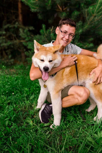 Joven Pasea Parque Verano Con Cachorro Perro Akita Concepto Amistad — Foto de Stock