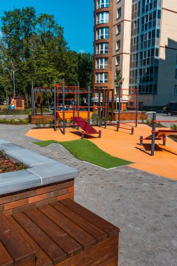 Spor ve spor malzemeleri ve spor için açık hava aktiviteleri olan modern bir konut binasının avlusu..