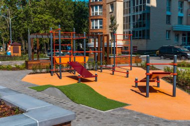 Spor ve spor malzemeleri ve spor için açık hava aktiviteleri olan modern bir konut binasının avlusu..