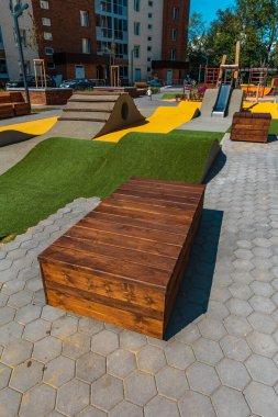 Spor ve spor malzemeleri ve spor için açık hava aktiviteleri olan modern bir konut binasının avlusu..