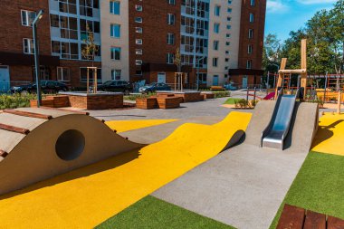 Spor ve spor malzemeleri ve spor için açık hava aktiviteleri olan modern bir konut binasının avlusu..