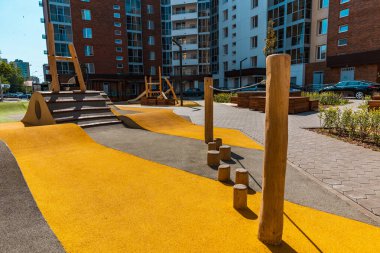 Spor ve spor malzemeleri ve spor için açık hava aktiviteleri olan modern bir konut binasının avlusu..