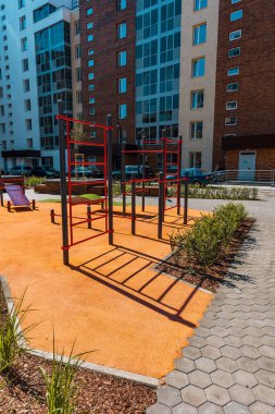 Spor ve spor malzemeleri ve spor için açık hava aktiviteleri olan modern bir konut binasının avlusu..