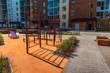 Spor ve spor malzemeleri ve spor için açık hava aktiviteleri olan modern bir konut binasının avlusu..