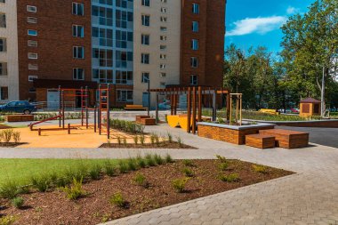 Spor ve spor malzemeleri ve spor için açık hava aktiviteleri olan modern bir konut binasının avlusu..