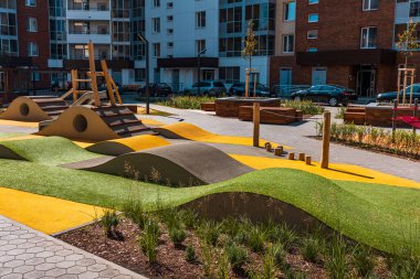 Spor ve spor malzemeleri ve spor için açık hava aktiviteleri olan modern bir konut binasının avlusu..